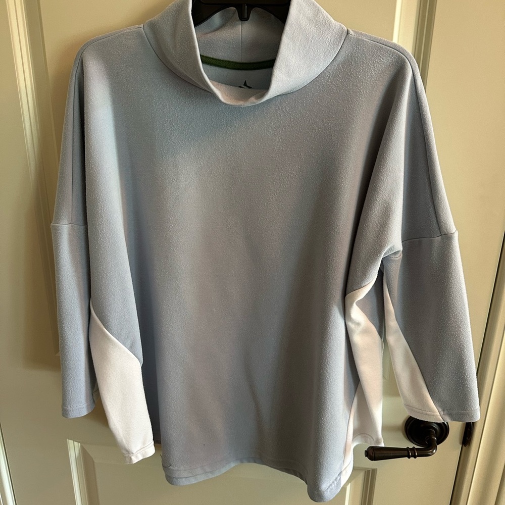 Swing 3/4 sleeve sweatshirt in 2 tone light blue/gray and white in Medium/Large
